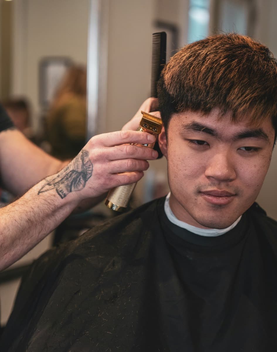 Trimmer work around the ear on a young customer